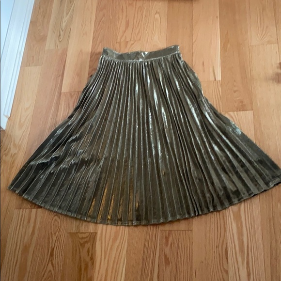 Gold shimmer pleated skirt. Size small - Picture 1 of 5
